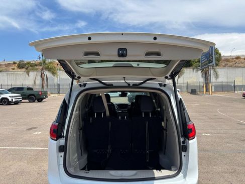 Used 2022 Chrysler Pacifica Touring-L FWD image 34