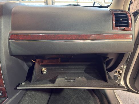 Used 2009 Chrysler 300 Touring RWD image 24