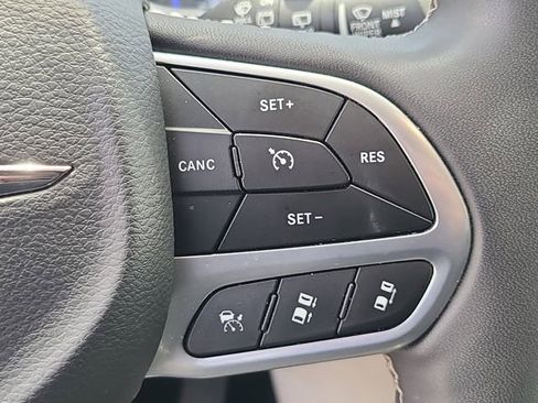Used 2023 Chrysler Pacifica Touring-L FWD image 24