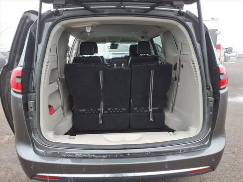 Used 2023 Chrysler Pacifica Touring-L image 14