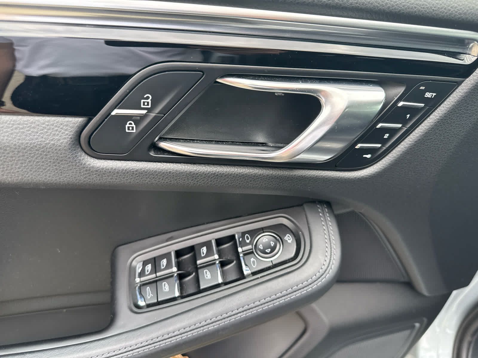 Used 2023 Porsche Macan AWD/4WD image 6