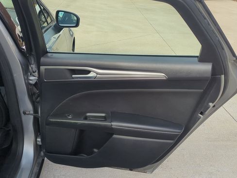 Used 2020 Ford Fusion SE image 18