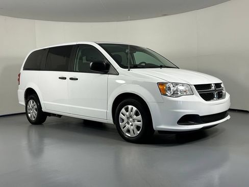Used 2019 Dodge Grand Caravan SE FWD image 2