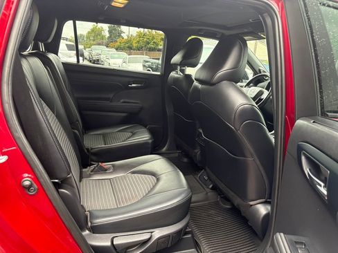 Used 2022 Toyota Highlander XSE image 32