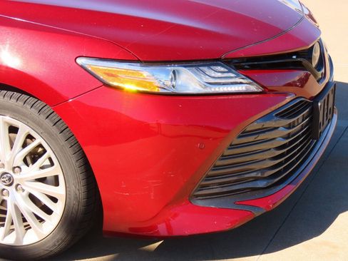 Used 2018 Toyota Camry XLE image 6