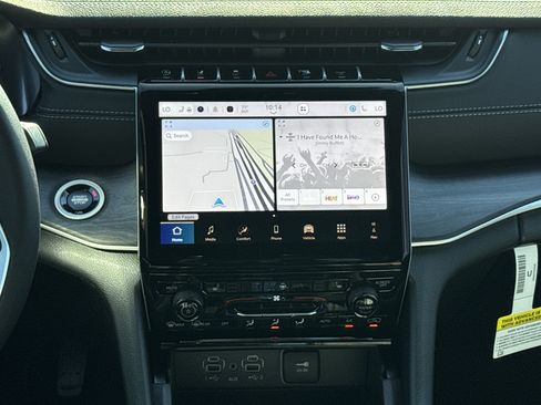 New 2025 Jeep Grand Cherokee Limited w/ Luxury Tech Group II image 16