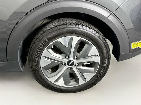 Used 2022 Kia Niro EX image 11