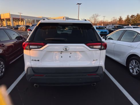 Used 2021 Toyota RAV4 XLE image 5
