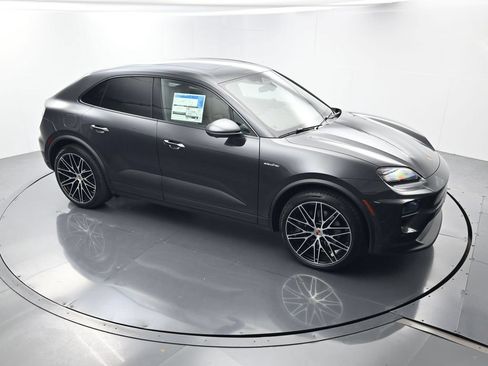 Used 2026 Porsche Macan Electric RWD image 39
