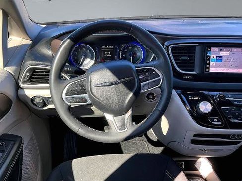 Used 2022 Chrysler Voyager LX image 5