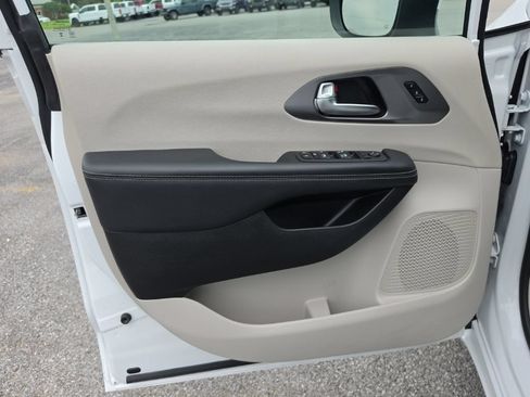 Certified 2023 Chrysler Pacifica Touring-L FWD image 12