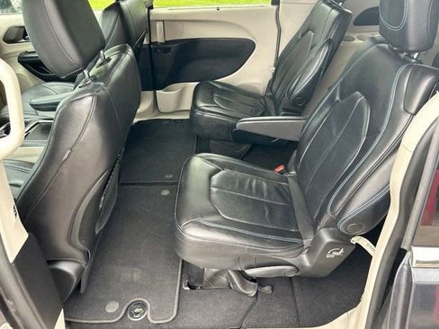 Used 2021 Chrysler Pacifica Touring-L FWD image 29