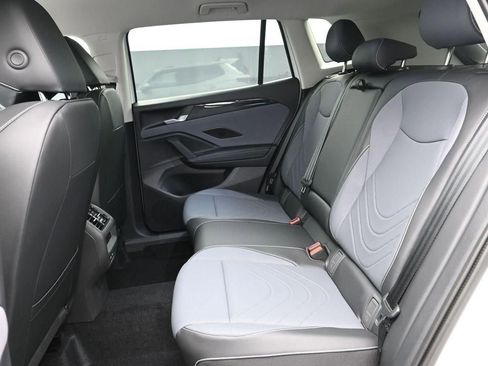 New 2025 Volkswagen Tiguan SE FWD image 9