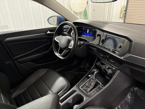 Used 2024 Volkswagen Jetta SE FWD image 19