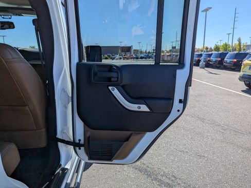 Used 2016 Jeep Wrangler Unlimited Rubicon w/ Connectivity Group AWD/4WD image 34