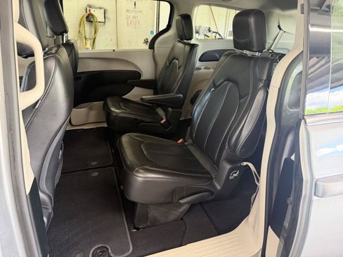 Used 2020 Chrysler Voyager Lxi FWD image 24