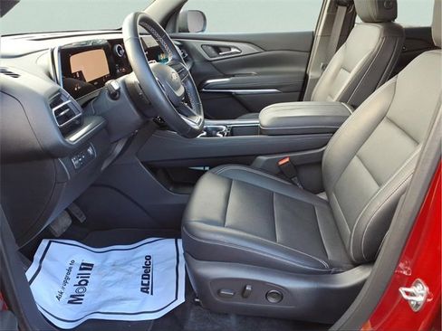 Used 2025 Chevrolet Traverse LT w/ Driver Confidence Package image 18