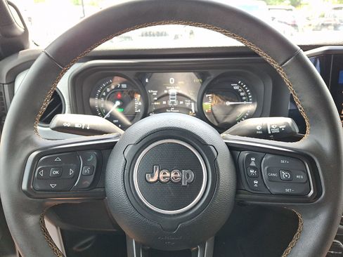 Used 2024 Jeep Wrangler Unlimited w/ Convenience Group AWD/4WD image 18
