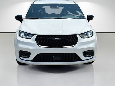 Used 2024 Chrysler Pacifica Limited FWD image 8