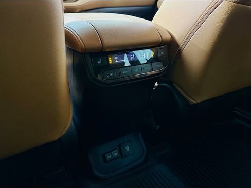 Used 2025 Toyota Highlander Platinum image 7