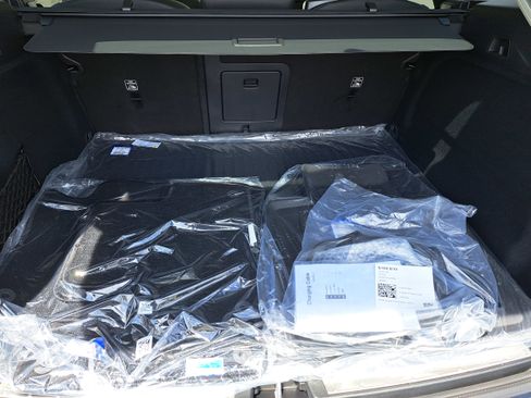 New 2025 Volvo XC60 T8 Plus w/ Protection Package Premier image 9