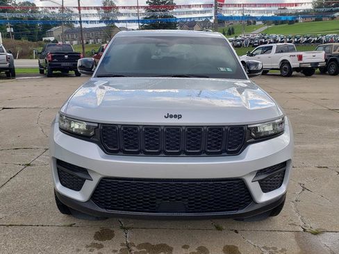 Used 2023 Jeep Grand Cherokee Altitude AWD/4WD image 8
