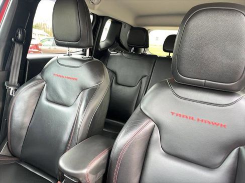 Certified 2022 Jeep Renegade Trailhawk w/ Trailer Tow Group image 18