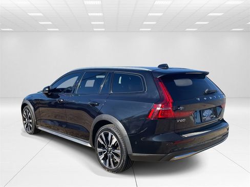 Used 2023 Volvo V60 B5 Cross Country Ultimate image 4