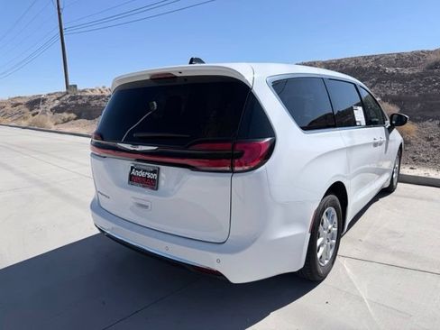 Used 2023 Chrysler Pacifica Touring-L FWD image 6