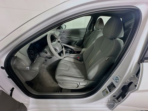 Used 2025 Hyundai Elantra SEL image 13