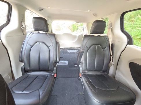 Used 2020 Chrysler Pacifica Touring-L w/ Advanced Safetytec Group FWD image 19