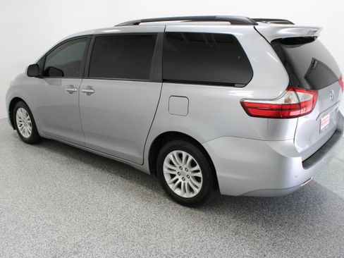 Used 2015 Toyota Sienna XLE Premium FWD image 9