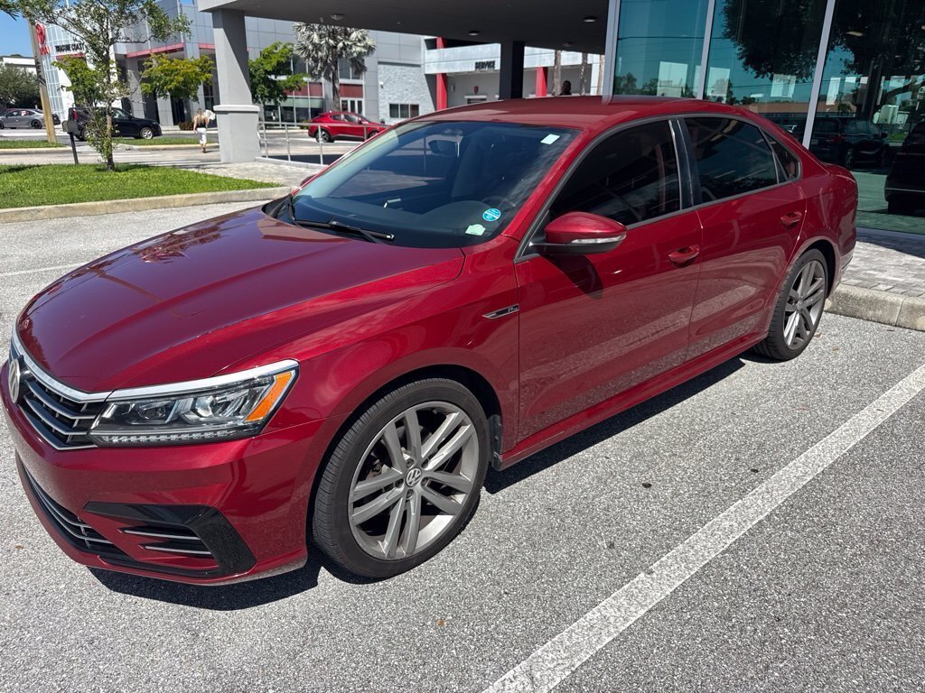 Used 2018 Volkswagen Passat 2.0T R-Line w/ R-Line Lighting Package FWD image 4