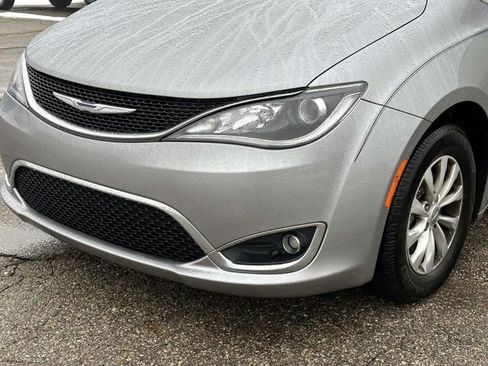 Used 2017 Chrysler Pacifica Touring-L image 9