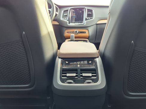 Used 2023 Volvo XC90 B6 Plus image 13