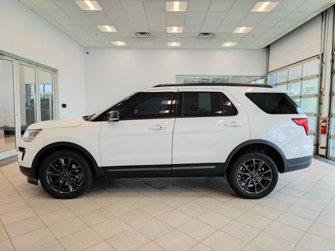 Used 2019 Ford Explorer XLT w/ Equipment Group 202A AWD/4WD image 6