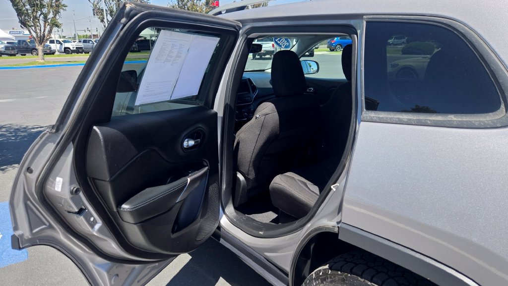 Used 2021 Jeep Cherokee Latitude AWD/4WD image 17