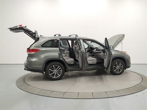 Used 2019 Toyota Highlander XLE image 16