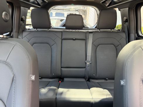 Used 2025 Land Rover Defender 110 X-Dynamic SE AWD/4WD image 39