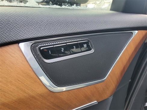 Used 2021 Volvo XC90 T6 Momentum w/ Climate Package image 11