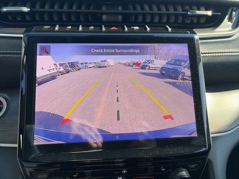 Used 2023 Jeep Grand Cherokee Limited image 19