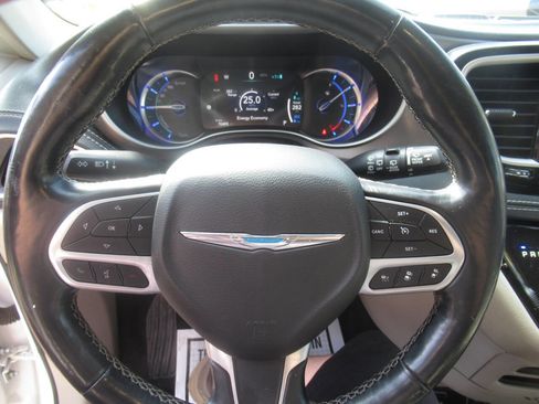 Used 2021 Chrysler Pacifica Touring-L FWD image 24