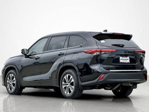 Used 2023 Toyota Highlander XLE image 3