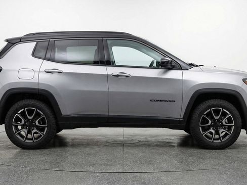 Used 2025 Jeep Compass Trailhawk AWD/4WD image 8
