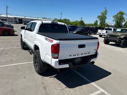 Used 2017 Toyota Tacoma TRD Sport AWD/4WD image 18
