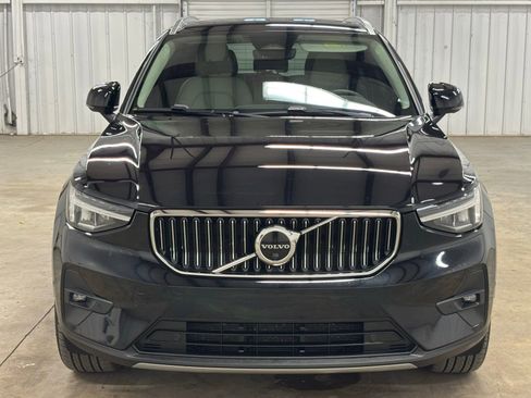 Used 2023 Volvo XC40 B5 Plus w/ Driver Assist Package AWD/4WD image 2