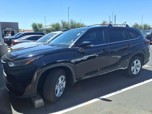 Used 2023 Toyota Highlander LE FWD image 1