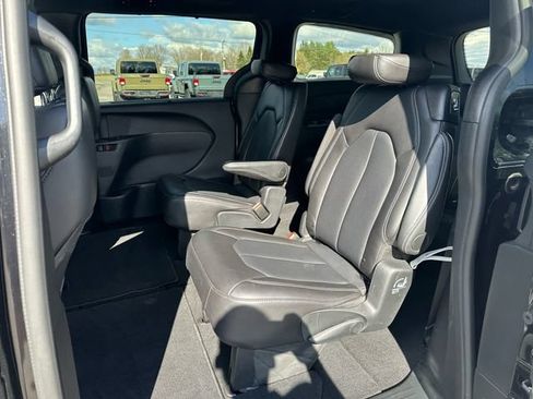 Used 2025 Chrysler Pacifica Select FWD image 10