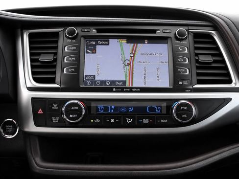 Used 2018 Toyota Highlander XLE AWD/4WD image 16