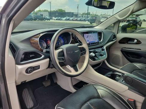 Used 2021 Chrysler Pacifica Limited AWD/4WD image 18